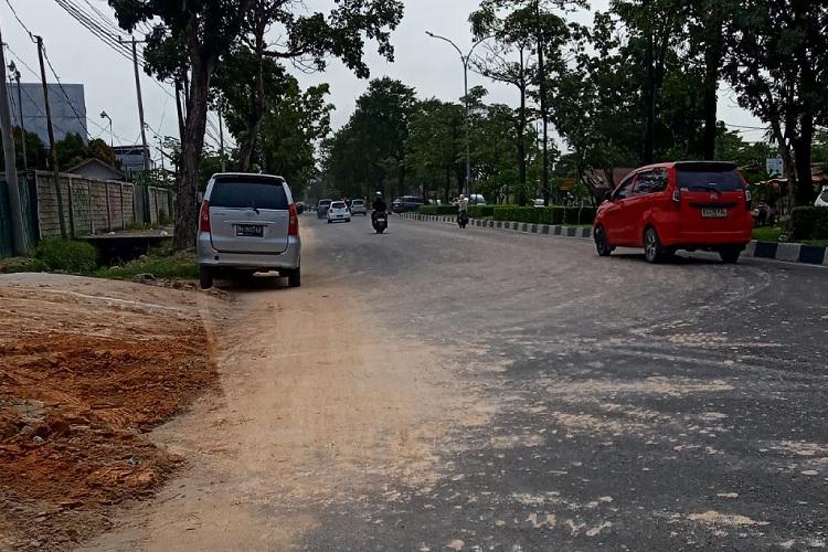 Ruas Jalan Arifin Ahmad Dikotori Ceceran Tanah Timbun, Proyeknya di Samping Perkantoran Milik Pemko